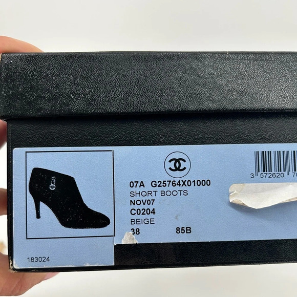 Chanel Beige Quilted Leather w Black Cap Toe Short Bootie  Heels Size 38 07A - Picture 2 of 16